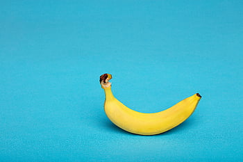 banan, blå bakgrunn, levende gul, fersk frukt, stilleben, lyseblå, gul banan, fruktfotografering, minimalistisk design, frukt kunst, Blått bakteppe