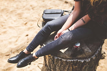 jean bleu, chaussures en cuir noir, Assis sur le coffre, mode décontracté, journée ensoleillée, boisson, sac, des lunettes de soleil, femme assise, tronc, Style décontracté
