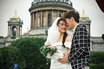trouwkoppel, boeket bloemen, Russisch monument, gelukkig omarmen, bruid en bruidegom, trouwfoto, verliefd stel, Bruidsboeket, beroemde bezienswaardigheid, Aziatisch stel