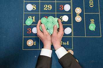 zelené pokerové žetony, Kasino herní stůl, ruce v obleku, hazardních her, Kasinové žetony, ruletový stůl, pokerové žetony, kasino, herní žetony, kasinové hry, Kasino stůl