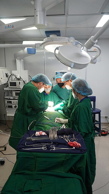 Lékaři provádějící operaci, nemocniční operační sál, lékaři, chirurgické nástroje, Přesnost chirurgie, chirurgického týmu, vybavení operačního sálu, léčebného postupu, chirurgické rukavice, Chirurgické masky, Chirurgické křoviny