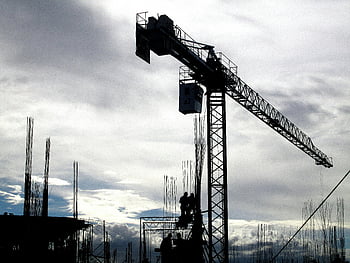 Turmdrehkran, Flachwinkelaufnahmen, Baukran, Silhouettierte Arbeiter, bewölkter Himmel, Tageskonstruktion, Baustelle, Industriefotografie, Kran Silhouette, Bauarbeiter, Hochbau