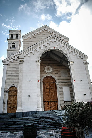 chiesa in cemento bianco, archi decorati, pristina, kosovo, Esterno della chiesa, bella chiesa, porte di legno, gradini di pietra, Torre campanaria, architettura religiosa, chiesa europea