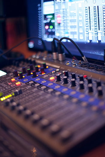 Konzola pro míchání zvuku, Profesionální zvuk, Zářící indikátory LED, detail, audio zařízení, hudební produkce, zvukové míchání, nahrávací studio, Audio ovládací prvky, hudební technologie, audio rozhraní