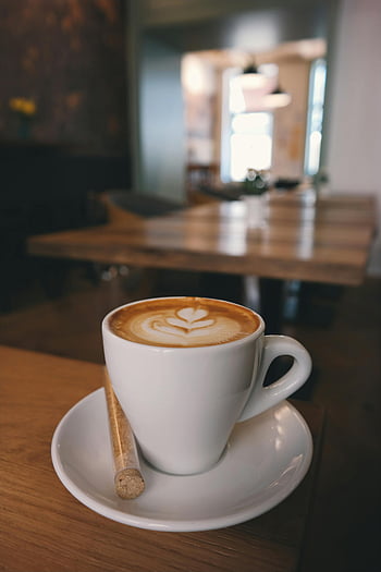 kávový šálek, cappuccino, latte art, biscotti, dřevěný stůl, detail, káva, latte, kavárna, srdce design, podšálek