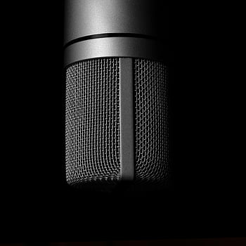 šedý kondenzátorový mikrofon, detailní fotografie, Kovový mikrofon, černé pozadí, Zařízení pro záznam zvuku, Podrobný výstřel, audio zařízení, profesionální mikrofon, studiové nahrávání, Mikrofon detail, nahrávací studio