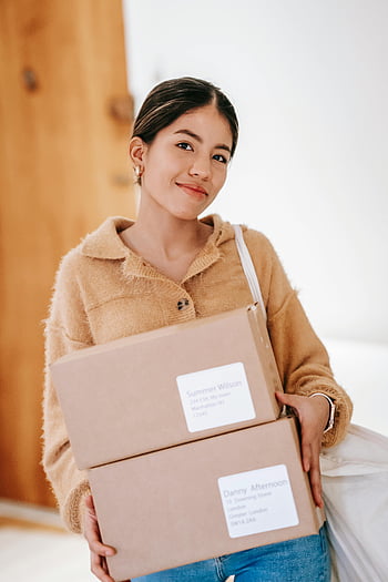 donna etnica, donna sorridente, pacchi di cartone, pacchetti di consegna, abbigliamento casual, giovane donna, impostazione domestica, scatole di consegna, donna felice, Foto interno
