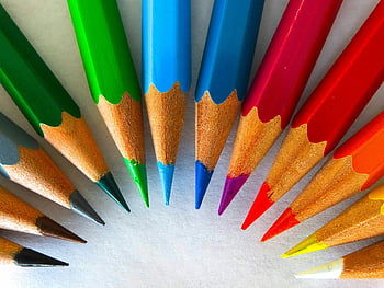 Buntstifte, grün rot gelb, lebendige Nahaufnahme, gespitzte Stifte, kreisförmiges Muster, Kunstbedarf, Kreative Werkzeuge, Bunte Bleistifte, Schreibwaren, Zeichenwerkzeuge, Künstlerische Materialien