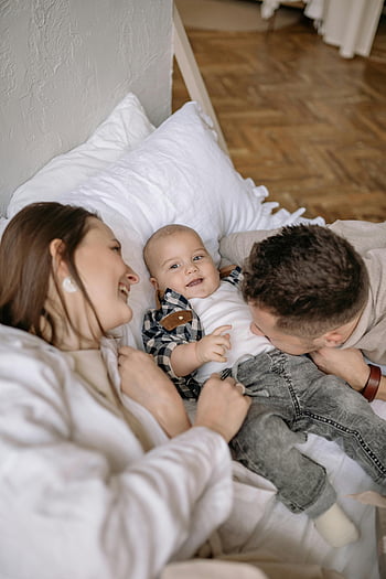 родители, играещи с бебе, Радостни семейни моменти, родители и бебе, любов и близост, семейство в леглото, Щастливото семейство, семейни връзки, бебе на леглото, време за семейството, семейна любов, Семейна фотосесия