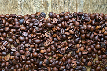 Kávová zrna, hnědá kávová zrna, pražená kávová zrna, Aromatická kávová zrna, detailní záběr, dřevěný stůl, vysoce kvalitní fotografie, Hromada z kávových fazolí, Šíření kávových zrn, textura kávových zrn, Aroma kávy