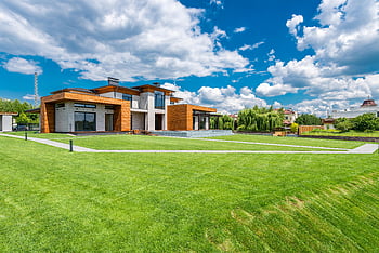 Casa residencial moderna, verão, Villa de madeira, gramado espaçoso, céu azul, campo, Arquitetura moderna, grama verde, casa contemporânea, Propriedade rural, dia ensolarado