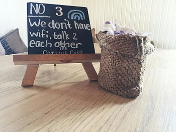 gezellig café, schoolbord teken, geen wifi, met elkaar praten, juten zak, decoratieve bloemen, houten tafel, huisje café, rustieke inrichting, café -instelling, bordbericht