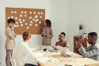 ženy stojící, corkboard, Různorodá skupina, profesionály, moderní kancelář, brainstormingu, spolupráce, samolepící papírky, Setkání, konferenční místnost, týmová práce