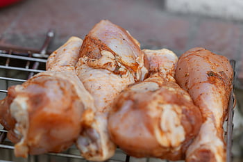 raw chicken legs, grill grate, marinated chicken drumsticks, close-up, barbecue, grill, chicken drumsticks, ready for barbecue, chicken legs, marinated chicken, grill ready