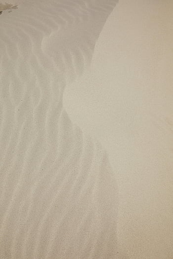 Sandstrand, weißer Sand, Seeufer, gewellter Sand, Minimalistische Antenne, ruhiger Strand, Sand Muster, Strand Hintergrund, Luftaufnahme, natürliche Textur, Strandszene
