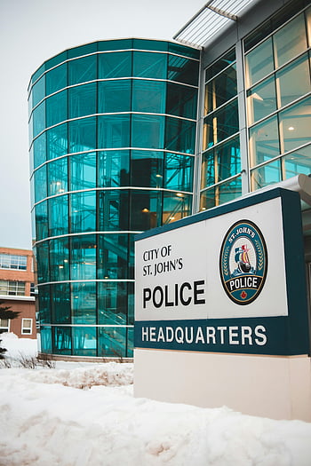 Policejní ředitelství v St. John's, moderní architektura, skleněná fasáda, značení, městská policie, Svatý. Johnny, newfoundland, policejní budova, moderní design, zasněžená zem, městská policejní stanice