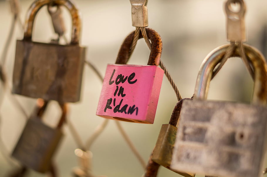 Liebesschloss, Liebe in R'dam, Selektive Fokusfotografie, Nahansicht, Verbindungssymbol, Vorhängeschloss, pink und grau, Verdammt, Liebessymbol, Nahaufnahmen