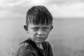 mały chłopiec, chłopak, dziecko, portret, na dworze, monochromia, czarny i biały, zły, młody, łobuz