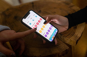 chytrý telefon, aplikace, Sledování plodnosti, ruce, Vnitřní fotka, detail, mobilní zařízení, Aplikace zdraví, Dotyková obrazovka, interakce uživatele, gesto prstu