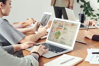 munkatársak, az adatok elemzése, adatdiagramok, laptopok, csapattalálkozó, irodai környezet, üzletemberek, együttműködési munka, Adatvizualizáció, munkahelyi technológia, szakmai környezet
