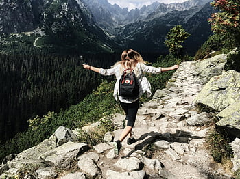 Kvinna som står på Cliff, vysoké tatry, slovakia, vandring, stenig väg, omfamna naturen, frihet, Bergsutsikt, utomhus äventyr, resa, ryggsäcks