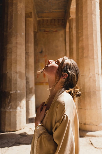 Femme en manteau beige, temple de Louxor, louxor, Egypte, Temple égyptien ancien, ruines du temple, photographie de voyage, site historique, attraction touristique, héritage culturel, architecture ancienne