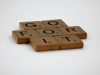 scobble dale, Du-te, motivațional, închisă, suprafață albă, Mesaj de inspirație, scrabble joc, gresie din lemn, plăci motivaționale, fundal alb, Scrabble motivaționale