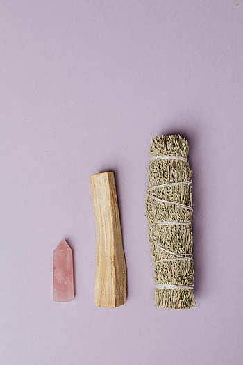zsálya, palo santo, rózsakvarc, lapos feküdt, pasztell lila, kristály-, piszkos bot, aromás fűszernövények, spirituális eszközök, wellness, elmélkedés