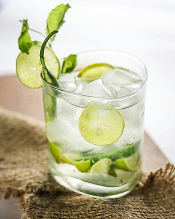 uppfriskande drink, kalkskivor, iscocktail, mynta, sommardryck, uppfriskande dryck, lime-myntdryck, uppfriskande sommardryck, islimecocktail, mynta garnering, lime garnering