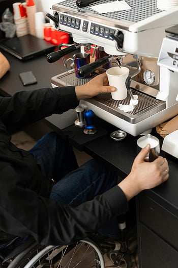 Barista, espresso mașină, berea cafea, Setarea cafenelei, cană de cafea, cafenea, barista la serviciu, prepararea cafelei, Automat de cafea, scaun cu rotile, incluziunea dizabilităților