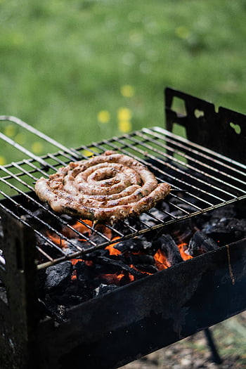 갈색 소시지, 검은 금속 그릴, 코일 소시지, 그릴에 지글 거리는, 숯 화염, 야외 BBQ, 피크닉, 군침이 도는 소시지, 그릴 요리, 나선형 소시지, 바베큐 그릴