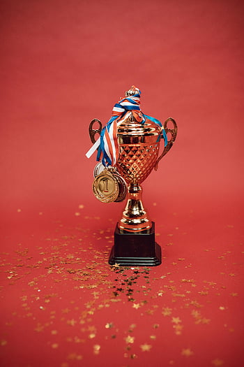 Zlatá trofej, medaile, Červené pozadí, konfety, cena, vítězství, oslava, stuha, První místo, úspěch, soutěž