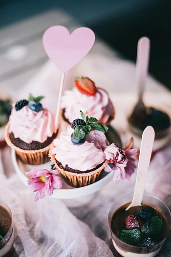 vaaleanpunainen cupcakes, sydämen koristeet, marjat, Minttu, jälkiruokapöytä, lähikuva, kaunis järjestely, vaaleanpunainen kuorrutus, romanttiset herkut, makeita herkkuja, Ystävänpäivän jälkiruoat