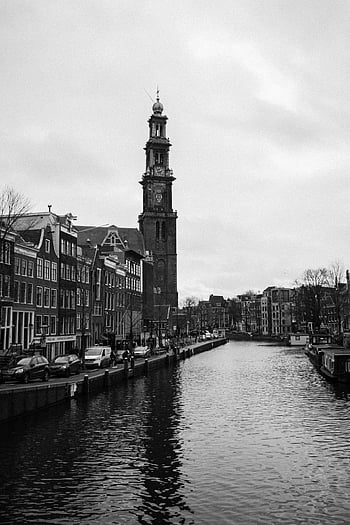 Amsterdam, westerkerk, domy z kanałami, dzwonnica kościoła, stare Miasto, zabytkowa architektura, pejzaż miejski, czarny i biały, piękny widok, Holandia, europejskie miasto