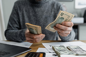 osoba počítá hotovost, detail, kalkulačka, papírování, lavice, Finanční řízení, Manipulace s hotovostí, Počítání peněz, finanční plánování, kancelářská práce