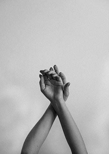bianco e nero, mani, gesto artistico, avvicinamento, sfondo grigio, monocromatico, posa della mano, minimalista, belle Arti, fotografia in bianco e nero, in scala di grigi