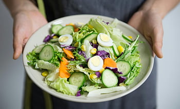 insalata di verdure, cetriolo, lattuga, carote, fette di uovo, appena preparato, piatto, cibo salutare, insalatiera, verdure fresche, pasto vegetariano