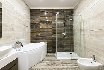 moderne bad, badekar, glassdusj, marmor fliser, romslig bad, luksuriøst bad, Baderomsdesign, bad innredning, bad renovering, bad inventar