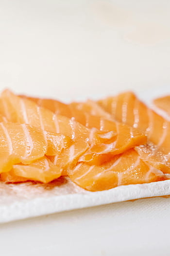 plátky lososa, detailní záběr, čerstvého lososa, Plátky Sashimi, bílá deska, fotografování potravin, losos sashimi, detailní pohled, čerstvá ryba, Gurmánský jídlo, jídlo z mořských plodů