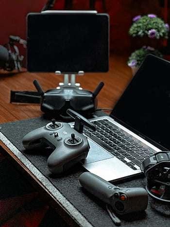 DJI アバタ FPV、 ドローンコントローラー、 ノートパソコン、 タブレット、 近代的なオフィス、 洗練されたセットアップ、 fpvドローン、 djiコントローラー、 オフィススペース、 テクノロジーのセットアップ、 ドローンアクセサリー