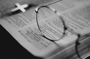 Biblia, szemüveg, kereszt, monokróm, hit, elmélkedés, nyitott biblia, vallási szimbólum, spirituális olvasás, fekete és fehér, szentírás