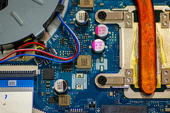 コンピューターのインテリア、 回路、 マザーボードのコンポーネント、 ワイヤー、 コンデンサ、 詳細な画像、 コンピューターハードウェア、 電子部品、 コンピューター内部部品、 技術ハードウェア、 コンピュータ回路基板