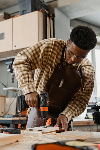 Charpentier, menuiserie, percer, atelier, l'artisanat, lunettes de protection, travail pratique, menuisier, atelier d'intérieur, outils électroportatifs, concentrer