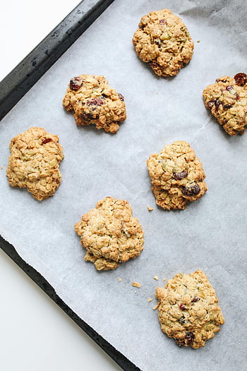cookies, sušenky ovesné vločky, plech na pečení, čerstvě upečený, domácí sušenky, dezert, ovesné vločky cookies, sušenky, pečící papír, Domácí dezert, čerstvé cookies