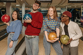 bowlingová dráha, přátelé, bowlingové koule, Barevné bowlingové koule, skupina přátel, smějící se, detailní záběr, zábava, kuželky, Bowling Alley Fun, Přátelé bowlingových uliček