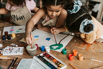 فتيات الرسم،  حصة فنون،  أطفال يرسمون،  اللوحة الملونة،  العمل بروح الفريق الواحد،  الإبداع،  جلسة الطلاء،  لوازم فنية،  فن الاطفال،  رسم طاولة،  إبداع الأطفال