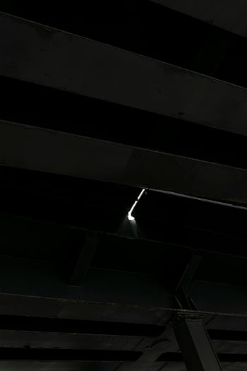 otvor na střeše, průmyslový strop, paprsek světla, otevírací, Tmavý strop, světlo svítí, konstrukční nosníky, stropní trámy, průmyslová struktura, Otevření stropu