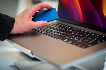 男の手、 保持ディスク、 ノートパソコン、 外付けハードドライブ、 閉じる、 キーボード、 技術、 データストレージ、 コンピューターアクセサリー、 ワークデスク、 オフィス設定