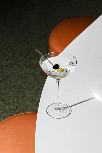 sklenice martini, koktejl, olivy, bílý stůl, šik, stylový, napít se, skleněné zboží, bar, moderní, prostředí