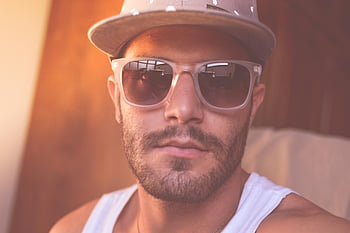 Mann, hvit tank top, solbriller, hatt, nærbilde selfie, Stilig portrett, uformelt utseende, skjegg, utendørs bilde, mote stil, sommer antrekk